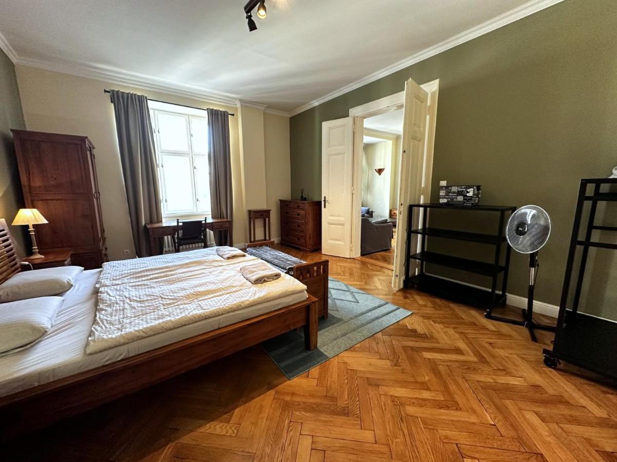 Gorkeho Apartment In City Centre Братислава Екстериор снимка