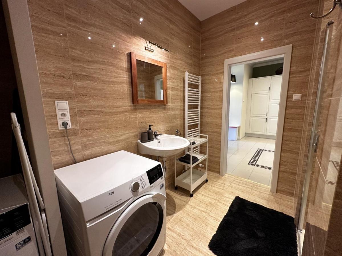 Gorkeho Apartment In City Centre Братислава Екстериор снимка