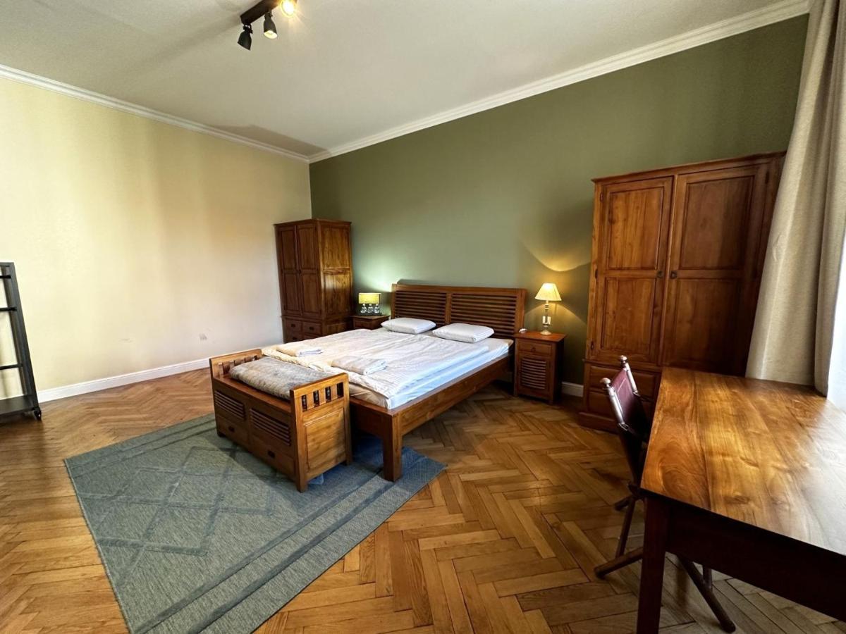 Gorkeho Apartment In City Centre Братислава Екстериор снимка