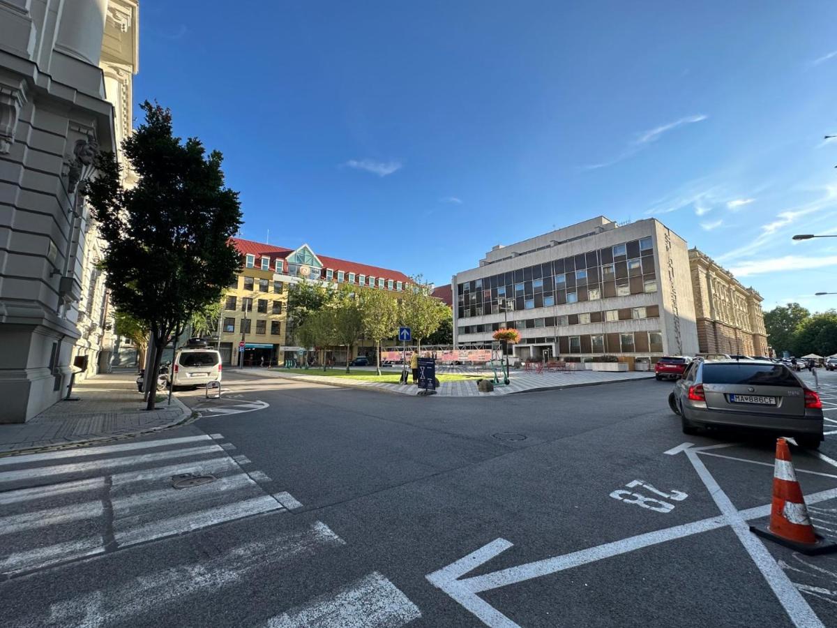 Gorkeho Apartment In City Centre Братислава Екстериор снимка